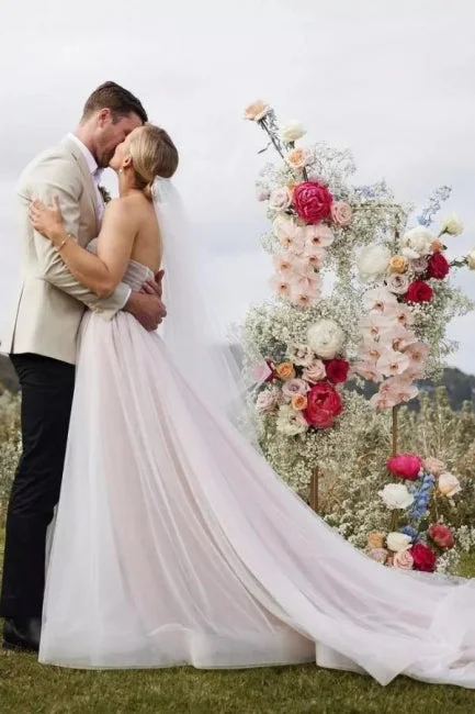 Gorgeous A-Line Tulle Sweetheart Sleeveless White Wedding Dress Glamorous Wedding Dress